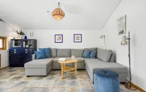 斯劳厄尔瑟Cozy Home In Slagelse With Wifi的客厅配有沙发和桌子