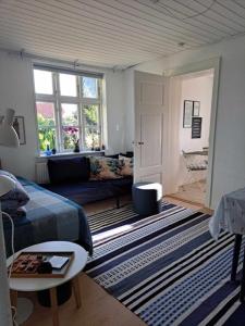 吉弗Hyggelig ferielejlighed i Harresø的客厅配有床和沙发
