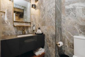 戈斯福德戈斯福德酒店的一间带水槽和镜子的浴室