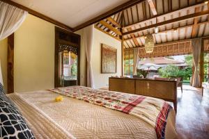 坎古Villa Desa Roro的一间卧室,卧室内配有一张大床