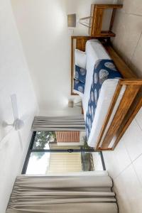 黄金海岸伯利村庄酒店的小房间设有床和窗户