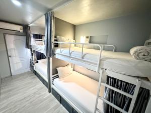 清迈八月旅舍的一间设有两张双层床的客房