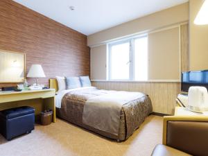 札幌Tabist Hokkaido Daiichi Hotel Sapporo的酒店客房,配有床和电视