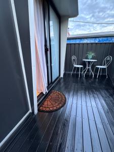 Stylish tiny home in Melton west的阳台或露台