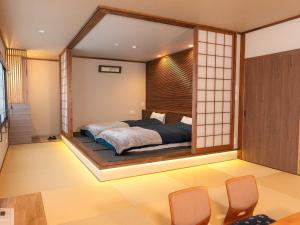 野沢长野野沢日式旅馆的一间带床的卧室,位于带窗户的房间内