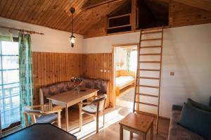 利普托斯基米库拉斯Chaty Tatrytip Tatralandia的客房设有桌子和高架床。