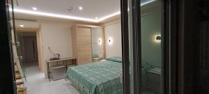 阿特米达AIR-IN Rooms with magnificent views的一间卧室配有绿色的床和镜子