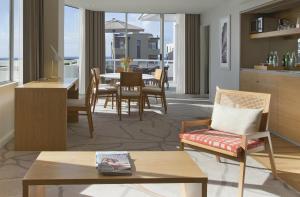 努萨角索菲特努萨太平洋度假酒店的客厅配有桌椅