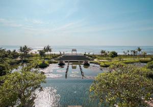 克拉玛斯Rumah Luwih Bali的享有以大海为背景的度假胜地的景致