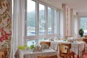 圣戈阿尔朗斯克纳葡萄酒酒店的用餐室配有带白色桌布的桌子
