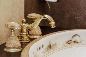特拉凯阿尔戈特拉凯酒店的浴室水槽配有金色水龙头