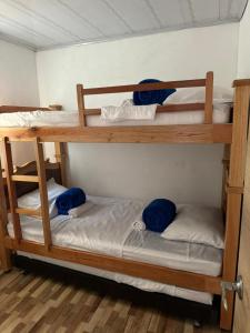 亚美尼亚Alojamiento Villasofia的两张双层床,位于带蓝色毛巾的房间