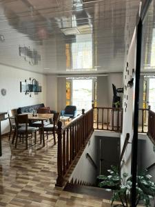 亚美尼亚Alojamiento Villasofia的一间带桌子的客厅和一间餐厅