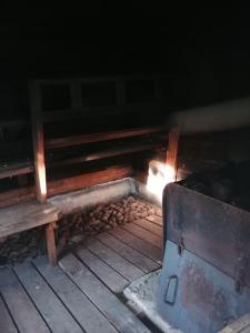 NivalaViihtyisä saunamökki päärakennuksen takana, oma rauha的木制长凳,位于木地板上