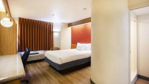 芒廷霍姆高山家园旅馆 的酒店客房设有床和窗户。