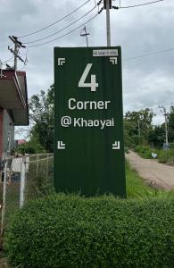 慕斯4 Corner Khaoyai的角落红花镇的绿色标志