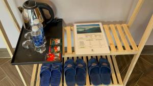 萨帕S Plus Bungalow的一个带蓝鞋和一瓶水的架子