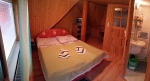 维塔诺瓦Penzion Zelený Dom的一间小卧室,房子里配有一张床铺