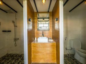 姆杜克Alam Kita Glamping & Plantation的一间带水槽和卫生间的浴室