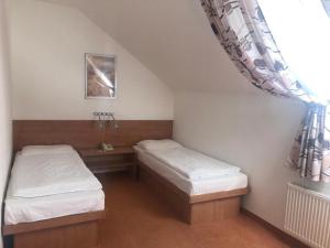 Zavar米尔林酒店的客房设有两张床和窗户。