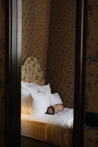 库塔伊西Communal Hotel Kutaisi的一间卧室配有带白色床单和枕头的床。