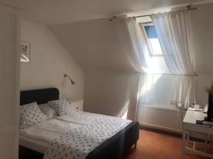 Zavar米尔林酒店的一间卧室设有一张床和一个窗口
