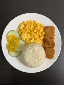 公主港LS花园别墅宾馆的米饭和鸡蛋的白盘食物