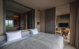 宫古岛アヤンナ宮古島的一间卧室设有一张大床和大窗户