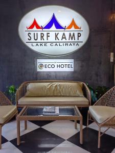 CavintiKaliraya Surf Kamp by Eco Hotel Laguna的桌子上标牌前的长凳