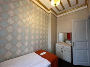 伊斯坦布尔Le Safran Suite Hotel的一间小卧室,配有一张床和镜子