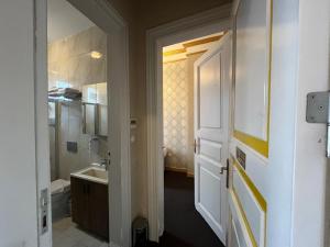 伊斯坦布尔Le Safran Suite Hotel的浴室设有白色门和水槽