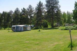 HiidenniemiMarjoniemi Camping的绿树成荫的蓝白色帐篷