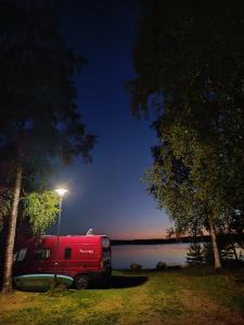 HiidenniemiMarjoniemi Camping的停在街灯旁的一辆红色卡车