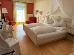绍萨尔地区基策克斯特瑞尔兰德全景酒店的一间卧室配有一张带天蓬的白色床
