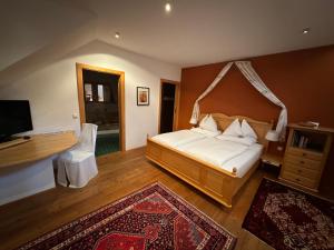 绍萨尔地区基策克斯特瑞尔兰德全景酒店的一间卧室配有一张带天蓬的大床