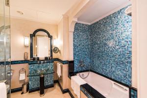 迪拜Al Habtoor Grand Resort, Autograph Collection的带浴缸和盥洗盆的浴室