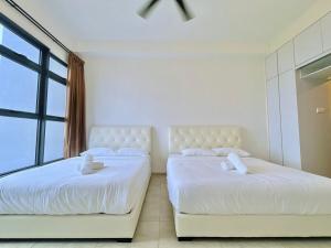 马六甲Atlantis Residences Melaka的带窗户的客房内的2张白色床
