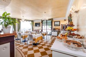 威尼斯丽都全景酒店的厨房以及带餐桌和食物的用餐室。