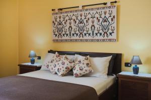 斯库索港柠檬树住宿加早餐酒店的一间卧室配有一张带枕头的床和挂毯。