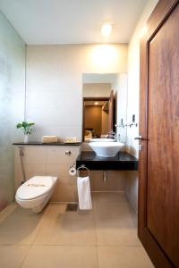坎帕拉Speke Apartments Wampewo的一间带卫生间和水槽的浴室