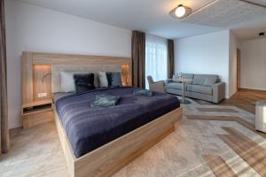 卡罗利嫩西尔施卢伊斯特公园酒店的一间带大床的卧室和一间客厅