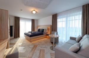 卡罗利嫩西尔施卢伊斯特公园酒店的一间卧室配有一张床和一张沙发