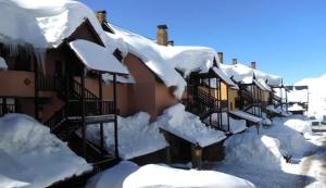 上阿兰Luderna - Apartamento Tanau A1 Esquirós的雪覆盖的房屋排行
