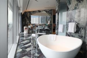西安西安W酒店的一间带大浴缸和大镜子的浴室