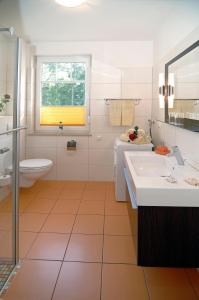 瓦尔内明德Appartementhaus Ostseeresidenz的一间带两个盥洗盆和卫生间的浴室