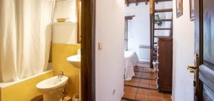 特里斯格兰达斯瓦莱斯卡鲁乡村酒店的客房内设有带水槽和卫生间的浴室