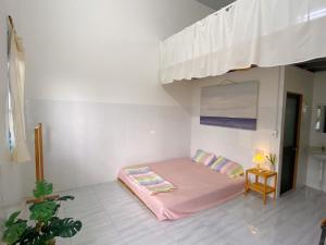 Xuyên MộcSummer Stations Homestay Binh Chau - Ho Coc Beach - Vung Tau的一间小卧室,卧室内配有粉红色的床