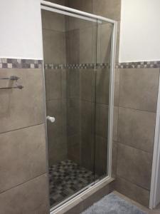 贝尔维尔玛雷拉旅馆的浴室里设有玻璃门淋浴