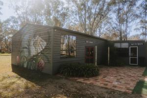 Dadswells BridgeTiny House 3 at Grampians Edge的一间小房子的侧面有一幅画