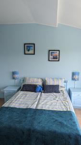 辛尼莫雷特Guest House Chalakov的一间蓝色卧室,配有带2个床头柜的床
